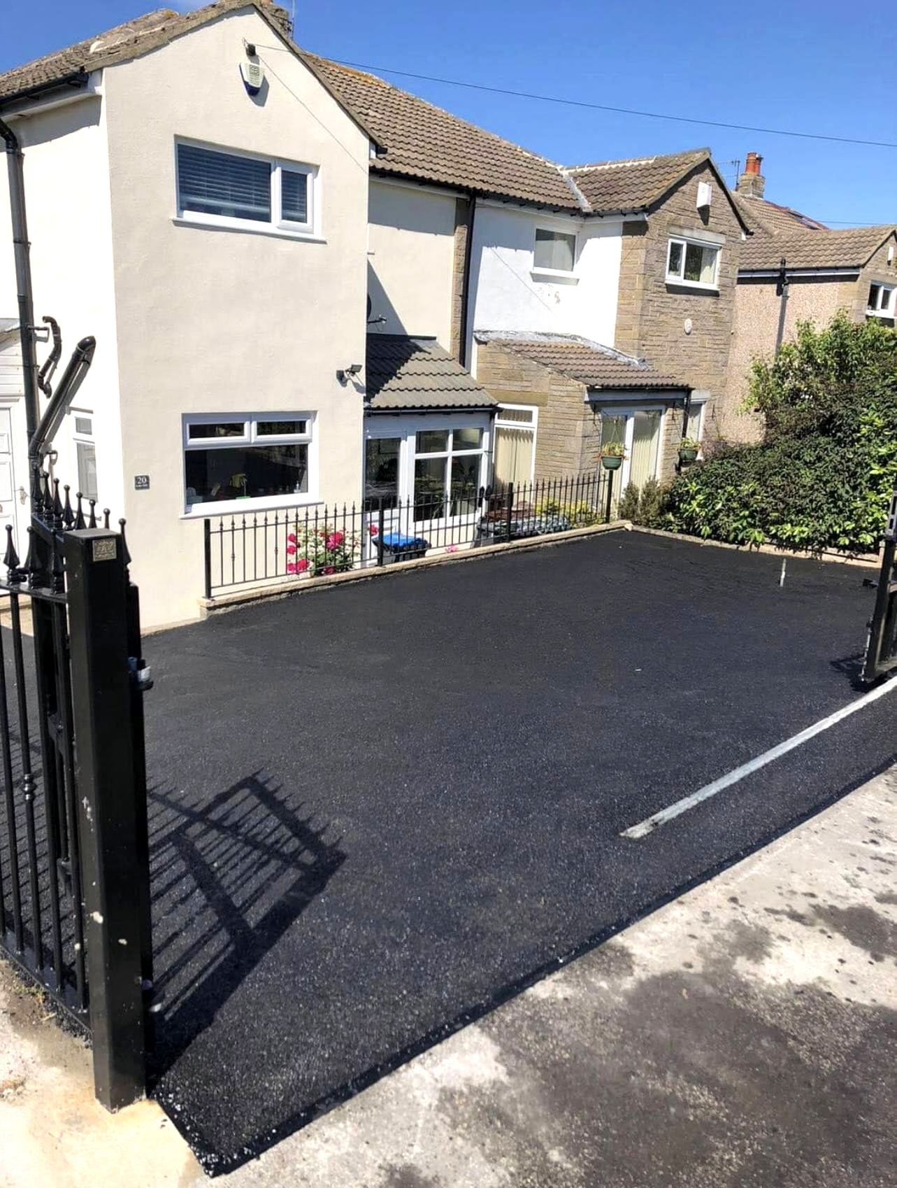 Tarmac driveway with block borders